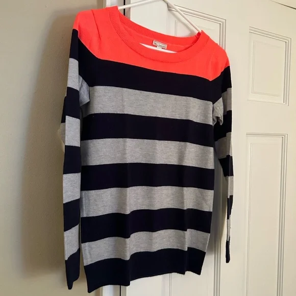 GAP Sweater - Picture 2 of 10